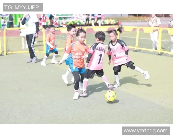 足球明星与小朋友畅谈梦想与足球的快乐时光