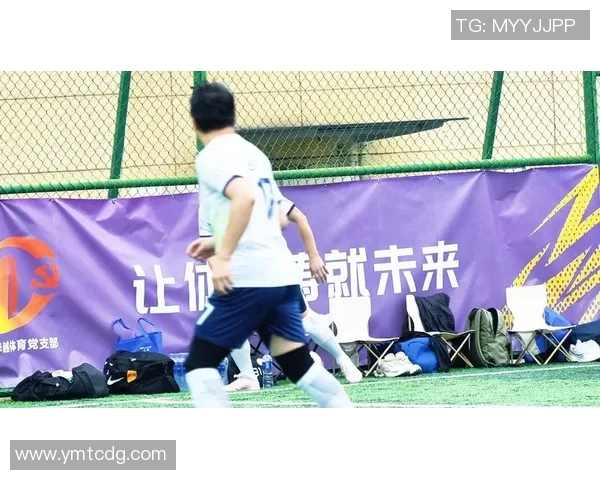 足球明星在场上激烈对话展现团队默契与战术交流的精彩瞬间